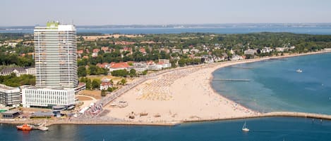 På stranden, hvidt sand