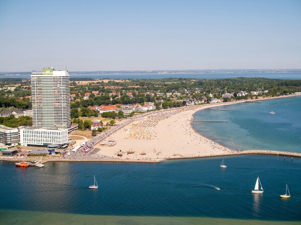 På stranden og hvit sand