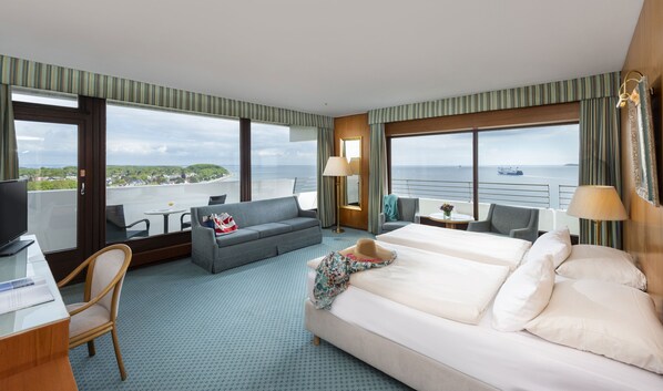 Suite – junior | Allergitestet sengetøy, safe på rommet, skrivebord og blendingsgardiner