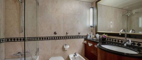 Un baño moderno con bañera, inodoro, bidé y lavabo.