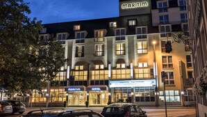 A hotel with a prominent 'MARITIM' sign, multiple floors, and a visible entrance. - Maritim Hotel Würzburg (Würzburg)