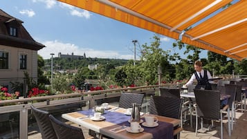 2 restaurants, breakfast, lunch, dinner served; international cuisine