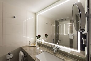 Habitación Confort con 2 camas individuales | Área de sala de estar | Televisión de pantalla plana y películas con cargo 
