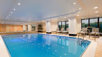Inomhuspool och solstolar