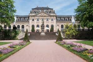 A large, historic building with a symmetrical facade, a central statue, and a formal garden with a paved pathway leading to the entrance. - Maritim Hotel am Schlossgarten Fulda (Fulda)