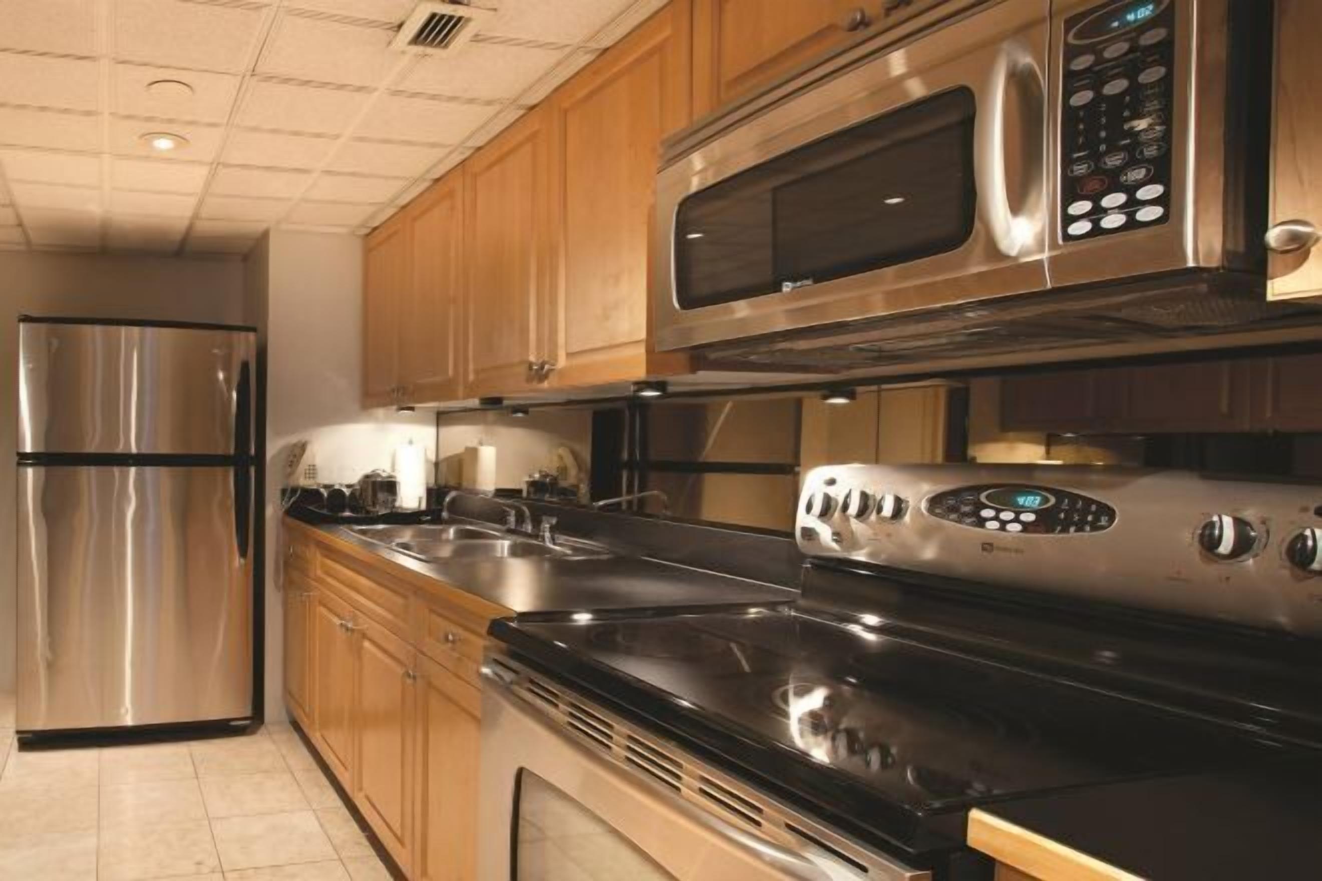 Private kitchen | Mini-fridge, microwave, coffee/tea maker