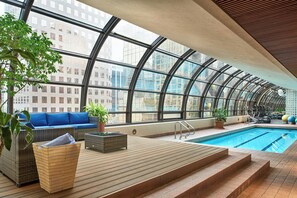 Una piscina cubierta