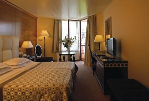 Frette Italian sheets, premium bedding, minibar, in-room safe