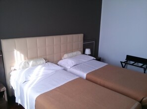 Standard-Doppel- oder -Zweibettzimmer | Hochwertige Bettwaren, Daunenbettdecken