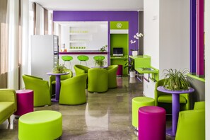 Coin salon dans le hall