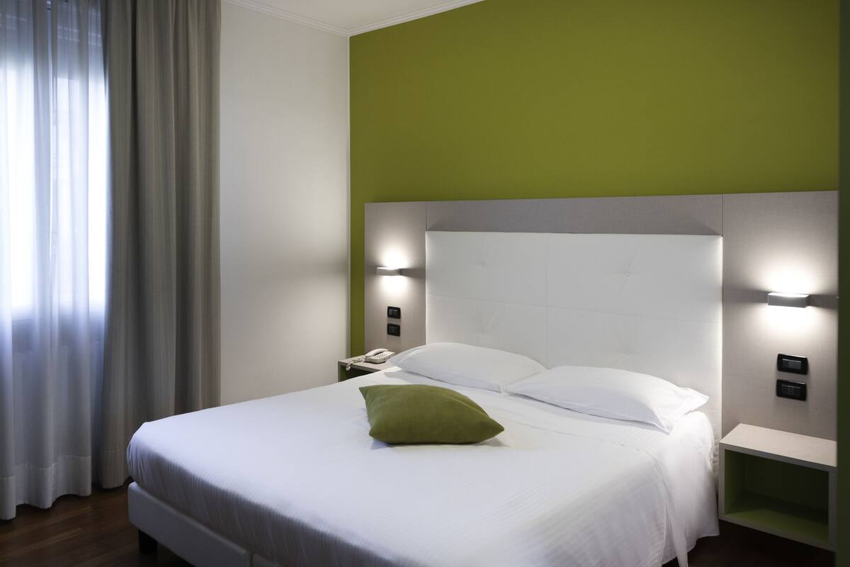 Ylelliset vuodevaatteet, untuvapeitot, memory foam -patjalliset sängyt