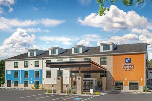 A Holiday Inn Express hotel with a modern design, multiple floors, and a covered entrance. - Holiday Inn Express Hyannis Cape Cod by IHG (Hyannis)