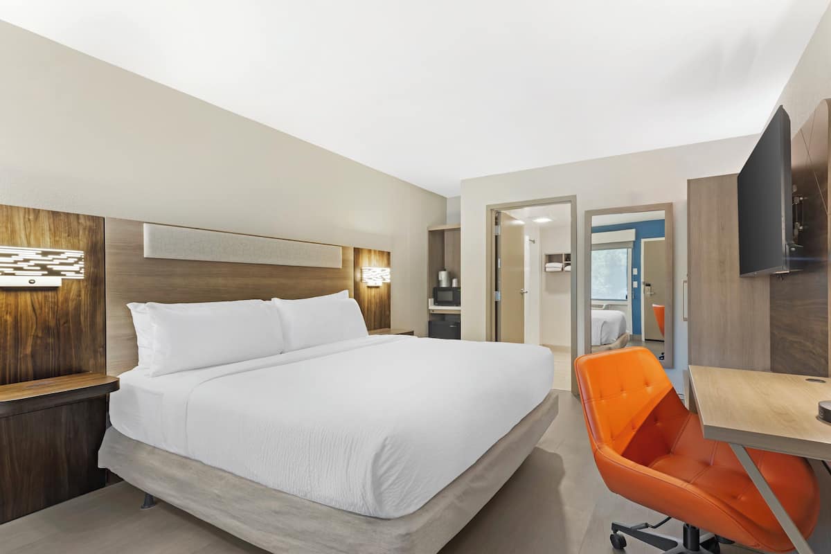 Habitación, 1 cama King size, regadera para personas con discapacidad (Mobility Accessible) | Escritorio y espacio para trabajar con laptop 