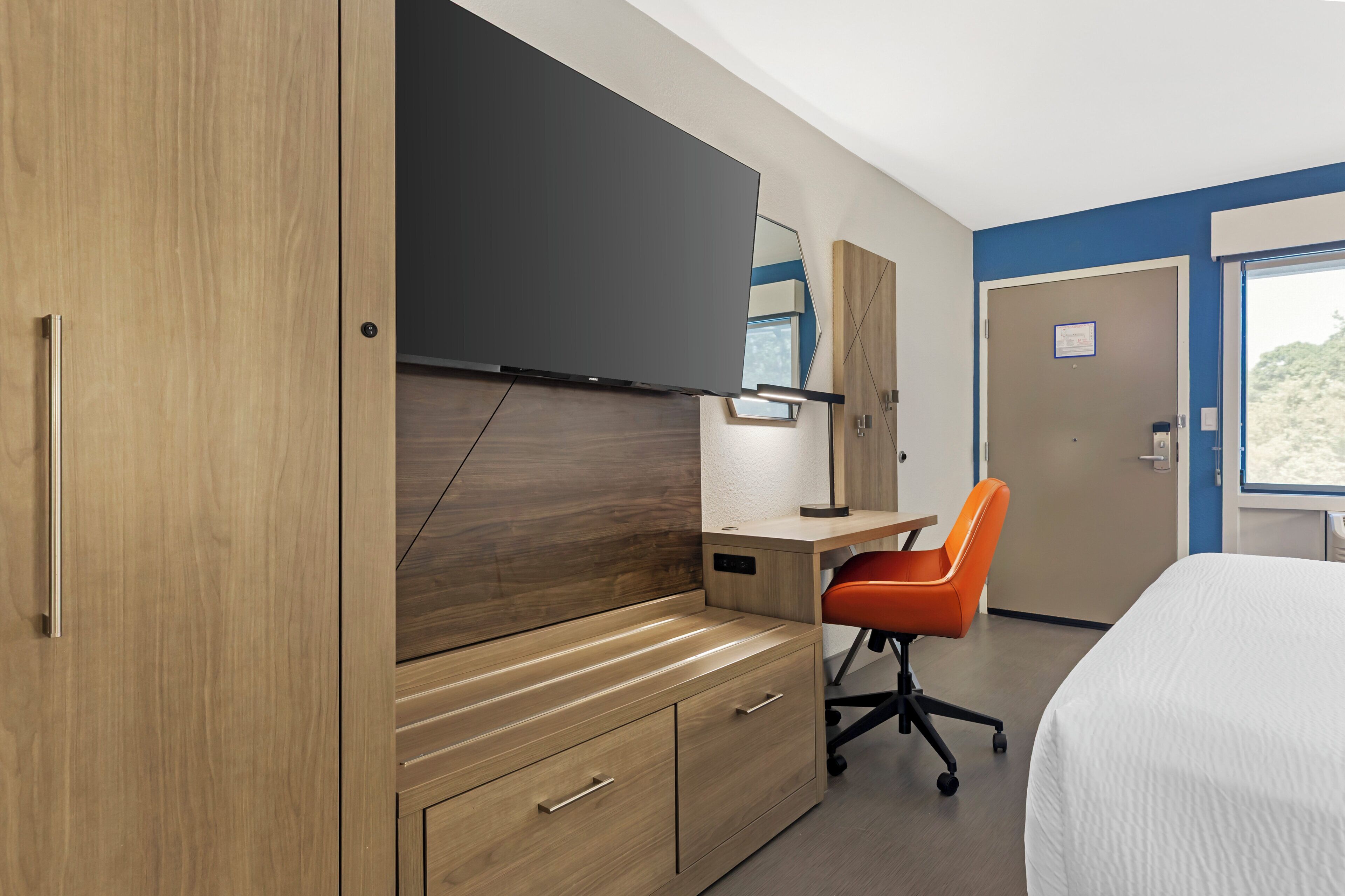 Standard Room, 1 King Bed, Accessible Bathtub, Pets Allowed (Mobility) | Desk, laptop workspace, iron/ironing board, cribs (free)