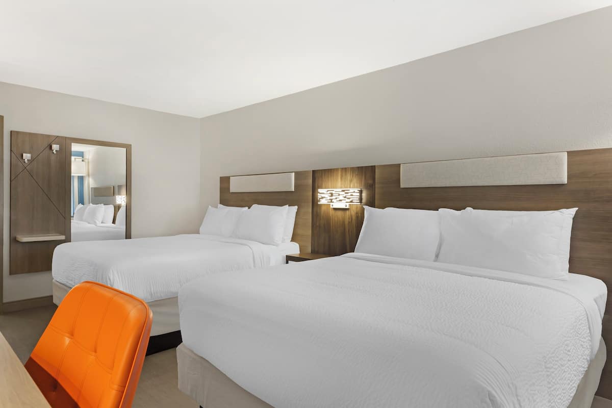 Habitación estándar, 2 camas Queen size, se aceptan mascotas | Escritorio y espacio para trabajar con laptop 
