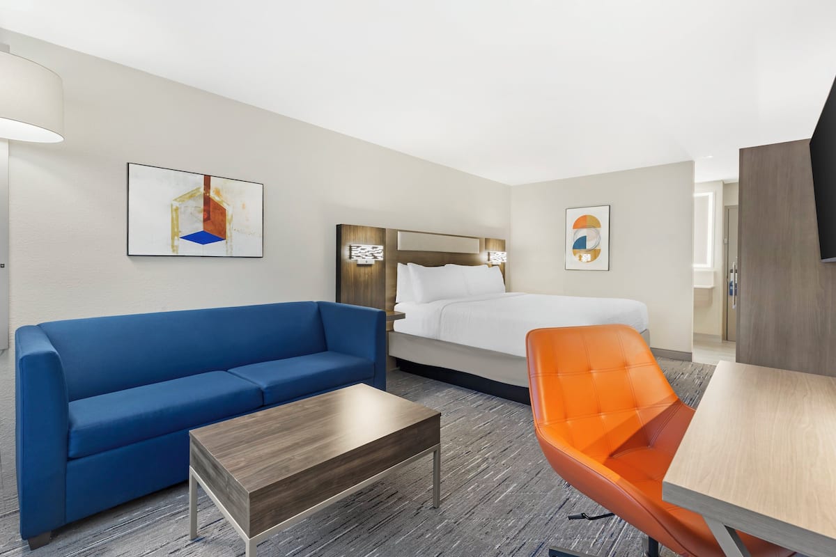 Habitación estándar, 1 cama King size y sofá cama | Escritorio y espacio para trabajar con laptop 