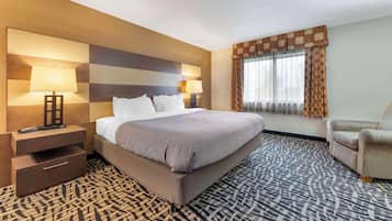 Donsdekens, een bureau, een laptopwerkplek, een strijkplank/strijkijzer