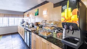 Café da manhã completo grátis todos os dias