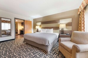 Down duvets, desk, laptop workspace, iron/ironing board - Quality Inn & Suites Mayo Clinic Area (Rochester)