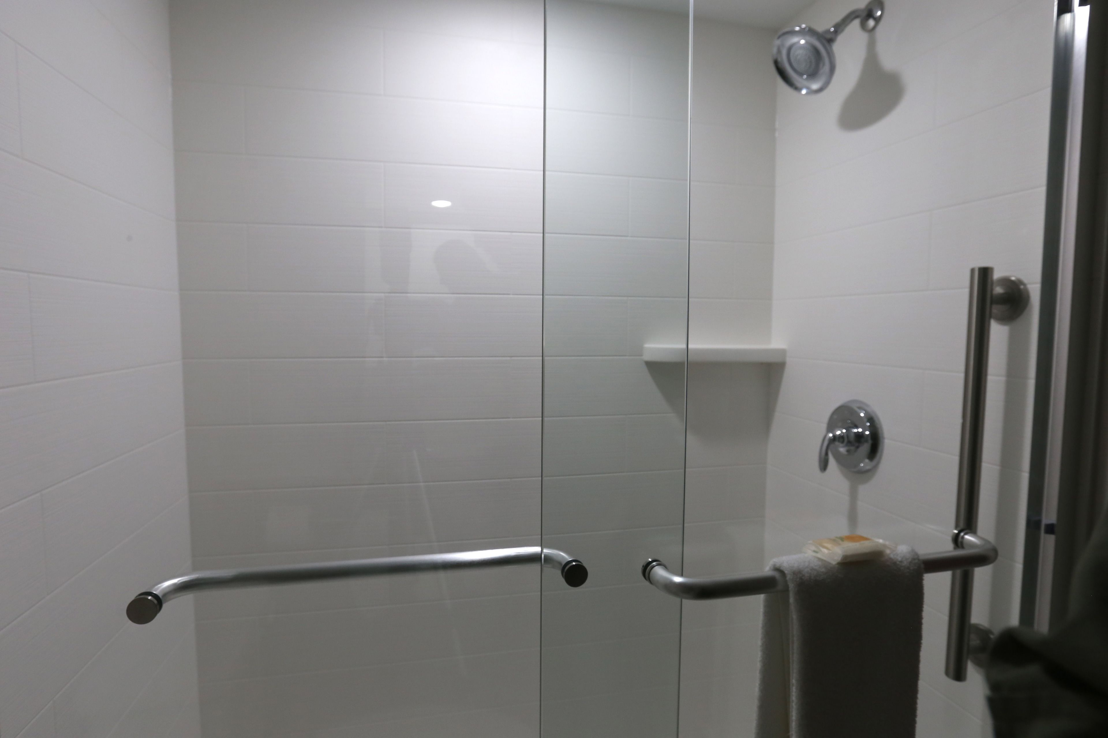 standard room, 1 king bed | bathroom | combined shower/bathtub, free toiletries, hair dryer, towels