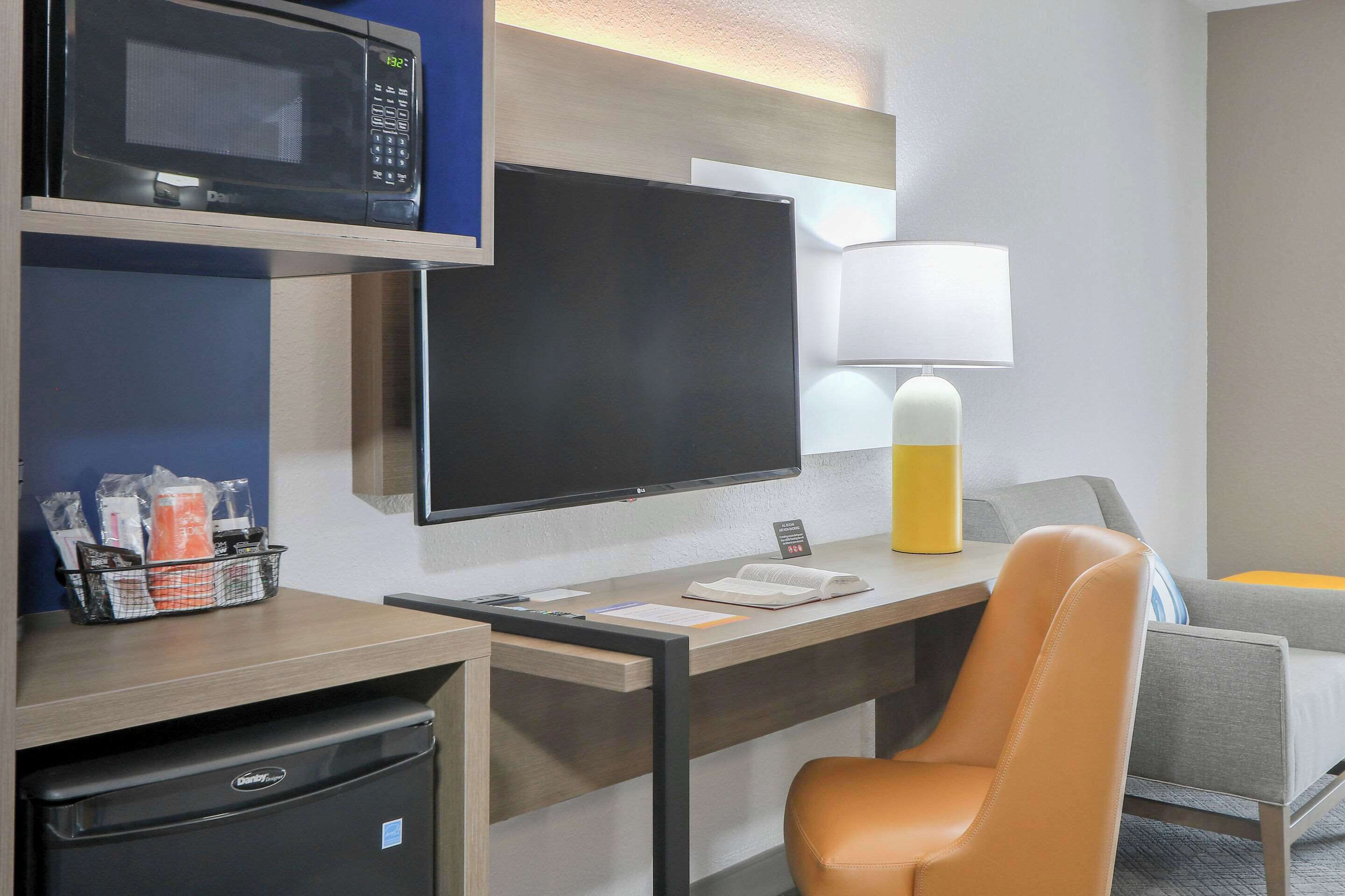 Standard Room, 1 King Bed, Accessible, Non Smoking | Premium bedding, in-room safe, blackout curtains, iron/ironing board