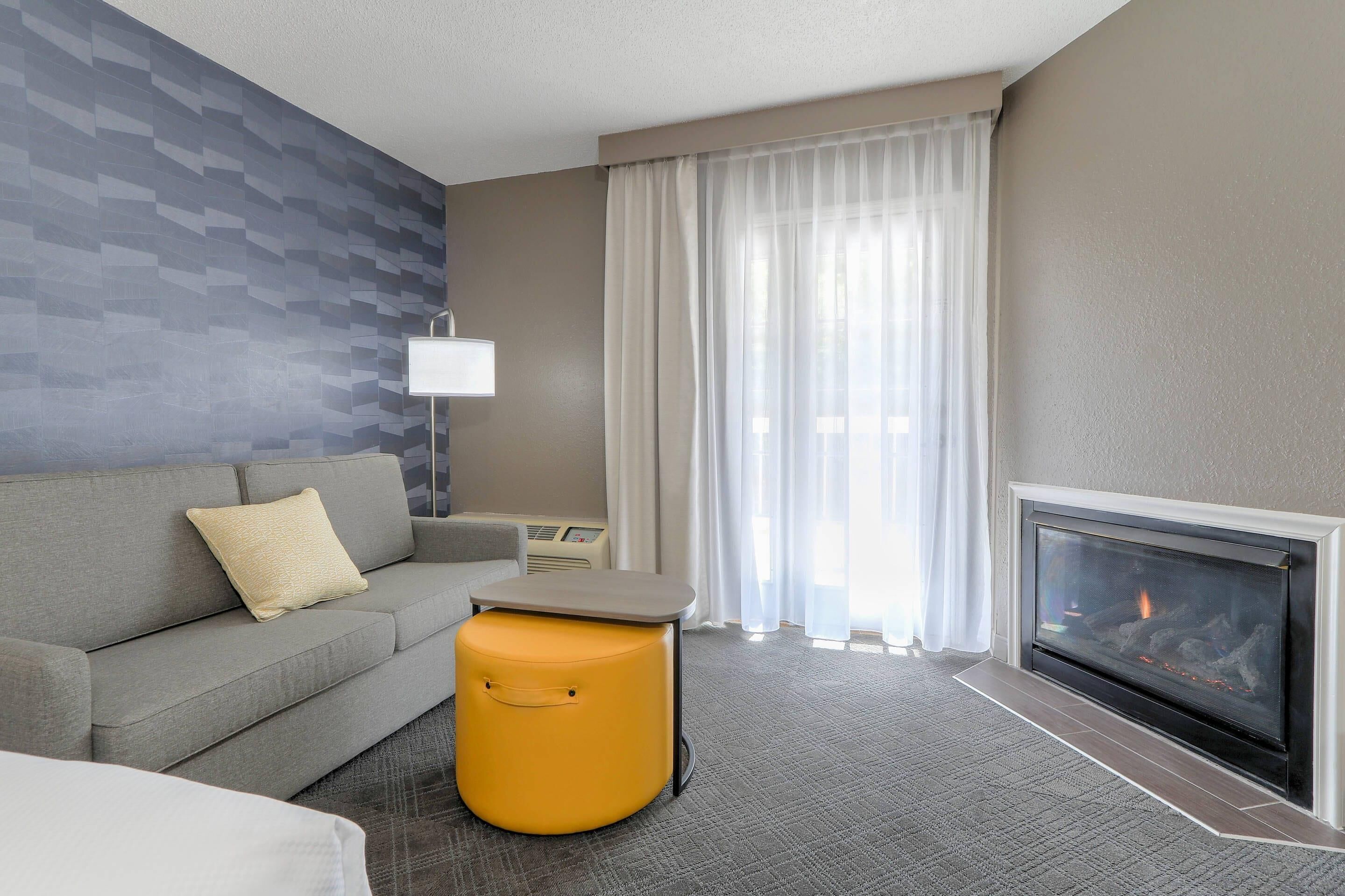 高級寝具、セーフティボックス (室内)、遮光カーテン、アイロン / アイロン台