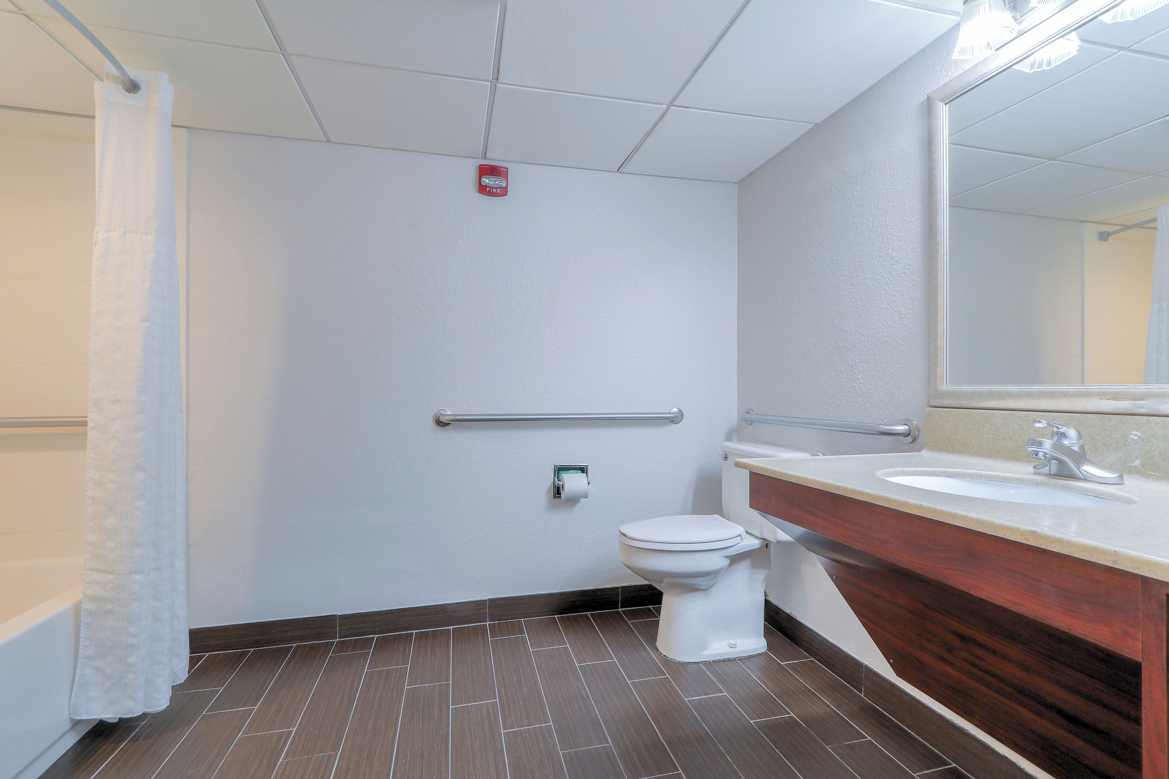 Room, 1 King Bed, Accessible, Non Smoking | Bathroom | Combined shower/tub, hair dryer, towels