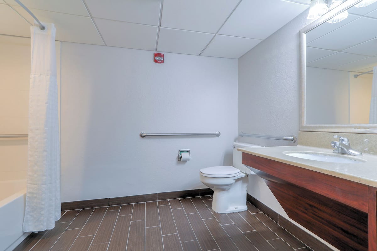 Chambre, 1 très grand lit, accessible aux personnes à mobilité réduite, non-fumeur | Salle de bain