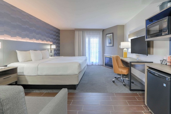 Premium bedding, in-room safe, blackout drapes, iron/ironing board