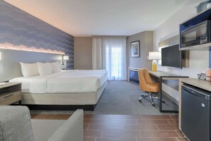 Sengetøy av topp kvalitet, safe på rommet og blendingsgardiner