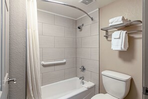 Room, 1 Queen Bed, Non Smoking | Bathroom | Combined shower/bathtub, deep-soaking bathtub, hydromassage showerhead - Econo Lodge Kingsville (Kingsville)