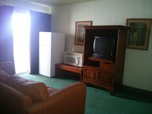 Suite Deluxe, 1 cama matrimonial | Área de sala de estar | Televisión 
