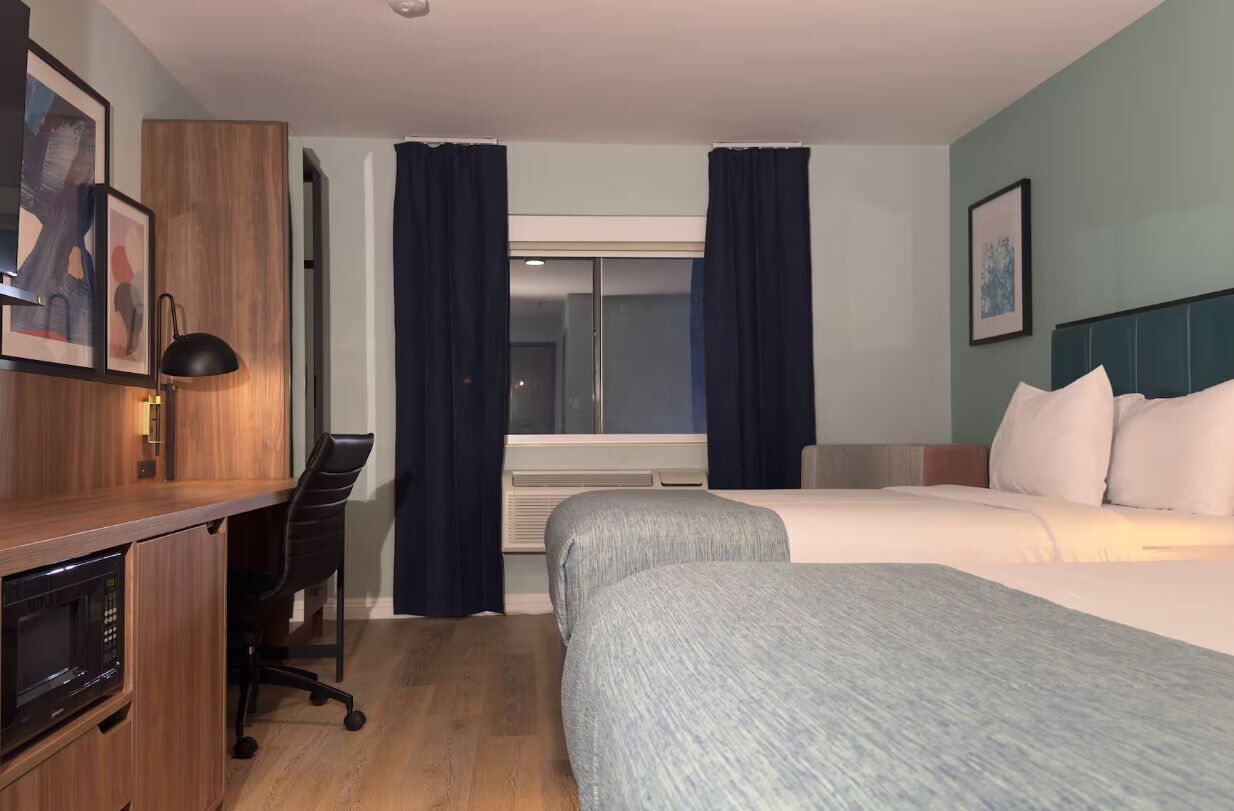 Cortinas opacas, tabla de planchar con plancha, cunas (de pago)