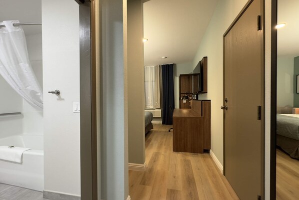 Room, 1 King Bed, Mobility Accessible, Non Smoking (Hearing, Tub W/Grab Bars) | Blackout drapes, iron/ironing board, cribs/infant beds, free WiFi