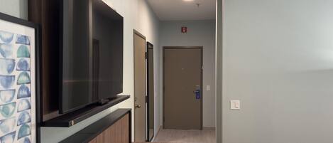 Room, 1 King Bed, Mobility Accessible, Non Smoking (Hearing, Tub W/Grab Bars) | Blackout drapes, iron/ironing board, cribs/infant beds, free WiFi