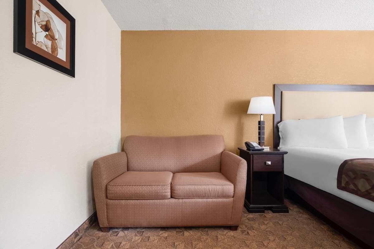 Deluxe Room, 1 King Bed, Accessible, Non Smoking | Premium bedding, pillowtop beds, desk, blackout drapes