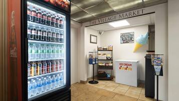 Ein Automatenbereich mit einem Coca-Cola-Kühler, einem Sprite-Kühler und einem Eisverkaufsautomaten.