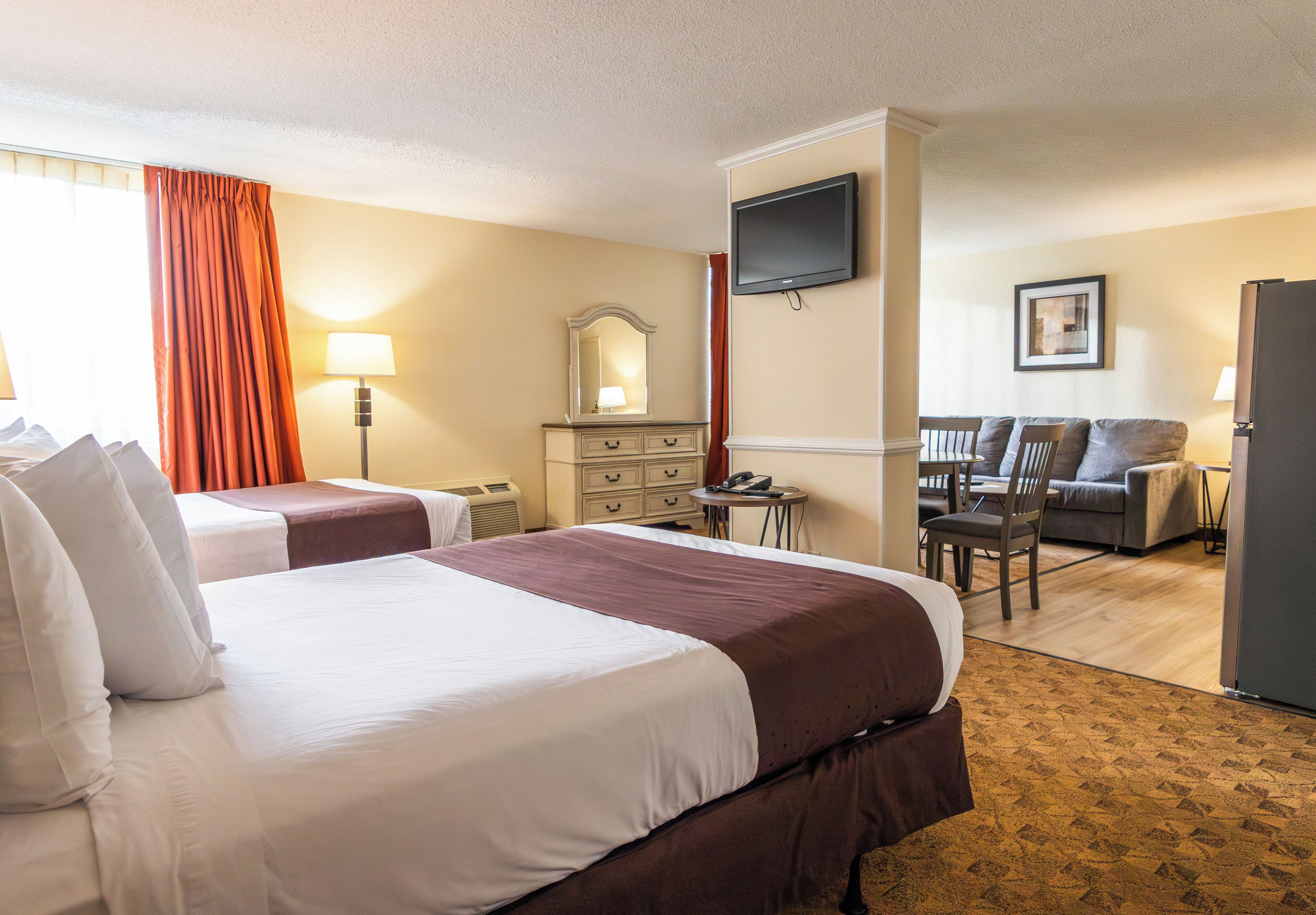 ห้องสตูดิโอสวีท, เตียงควีนไซส์ 2 เตียง, ปลอดบุหรี่, ห้องครัวขนาดเล็ก | เครื่องนอนระดับพรีเมียม, เตียงพร้อมฟูกเสริมที่นอน, โต๊ะทำงาน