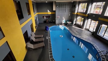 Indendørs pool, åben fra kl. 09.00 til kl. 23.00, liggestole