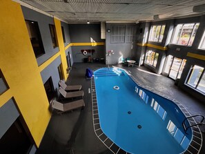 Innenpool, geöffnet von 09:00 Uhr bis 23:00 Uhr, Liegestühle