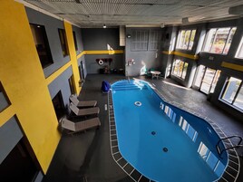 Una piscina cubierta (de 09:00 a 23:00), tumbonas