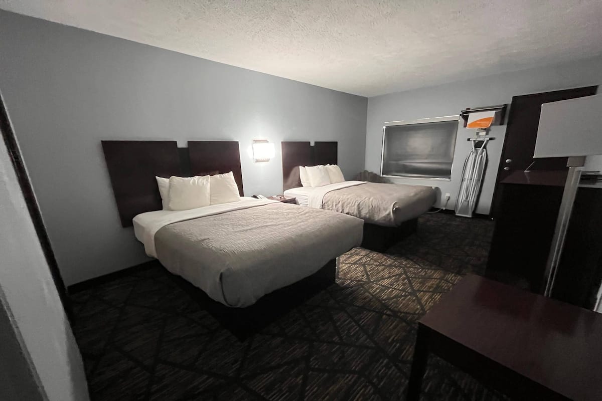 Habitación estándar, 2 camas de matrimonio, no fumadores | Escritorio, tabla de planchar con plancha, wifi gratis y ropa de cama