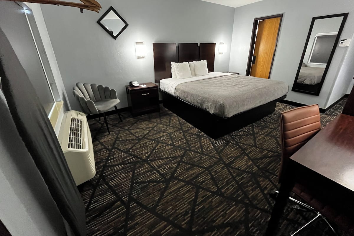 Standard Room, 1 King Bed, Non Smoking | Desk, iron/ironing board, free WiFi, bed sheets