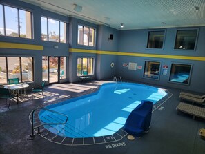 Una piscina cubierta (de 09:00 a 23:00), tumbonas