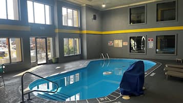 Piscina coperta, con ingresso dalle 09:00 alle 23:00, lettini