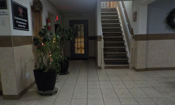 Interior entrance - Motel 6 Hurricane, WV (Hurricane)