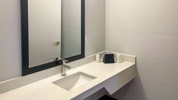 Combined shower/tub, free toiletries, towels