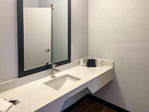 Duschwanne, kostenlose Toilettenartikel, Handtücher