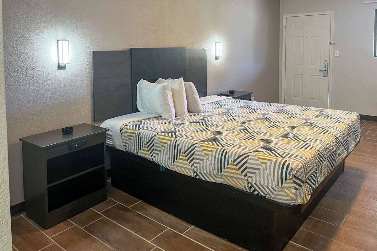 Desk, laptop workspace, free WiFi, bed sheets