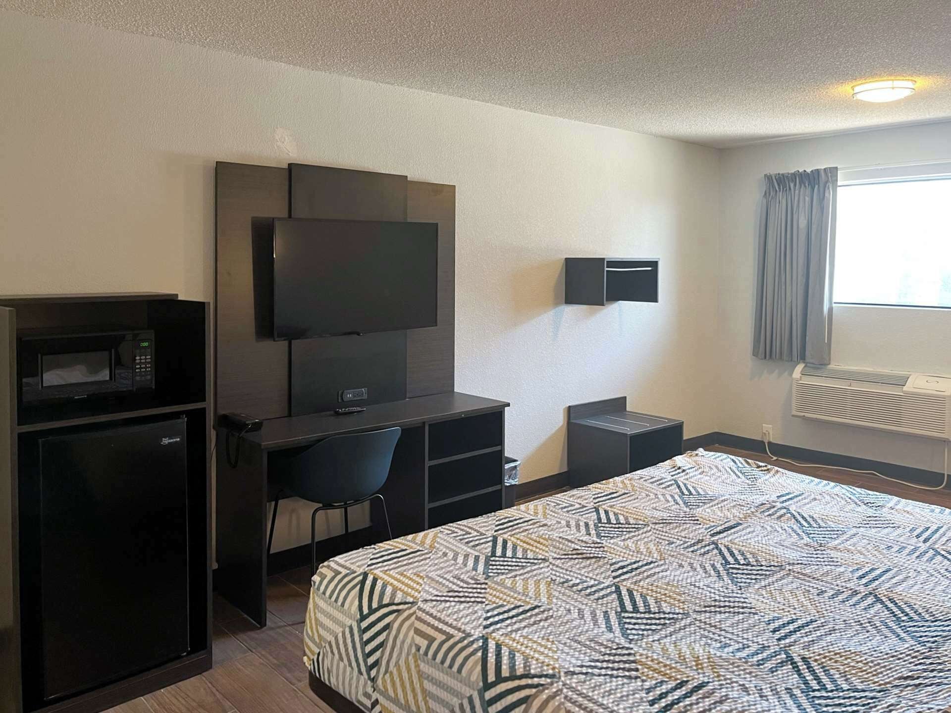 書桌、筆電工作空間、免費無線上網、床單